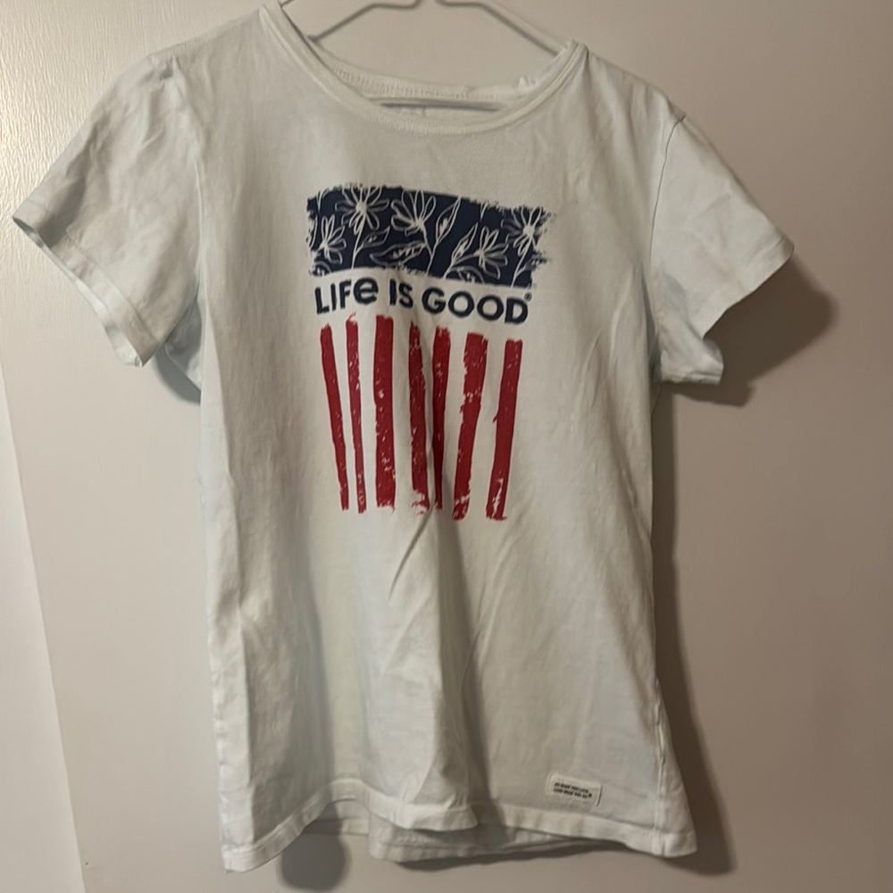 3/$20 Life Is Good White and Red Short Sleeve Tee 🇺🇸
